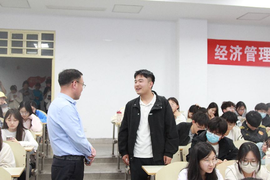 说明: 经济管理学院举办优秀校友白刃返校座谈会3