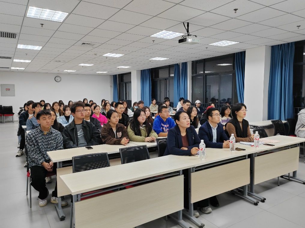 说明: D:\钉钉存储\2024.10.29经济管理学院学风联络员聘书颁发大会照片\微信图片_20241029221504.jpg
